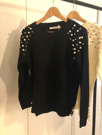 Schwarzer Pullover