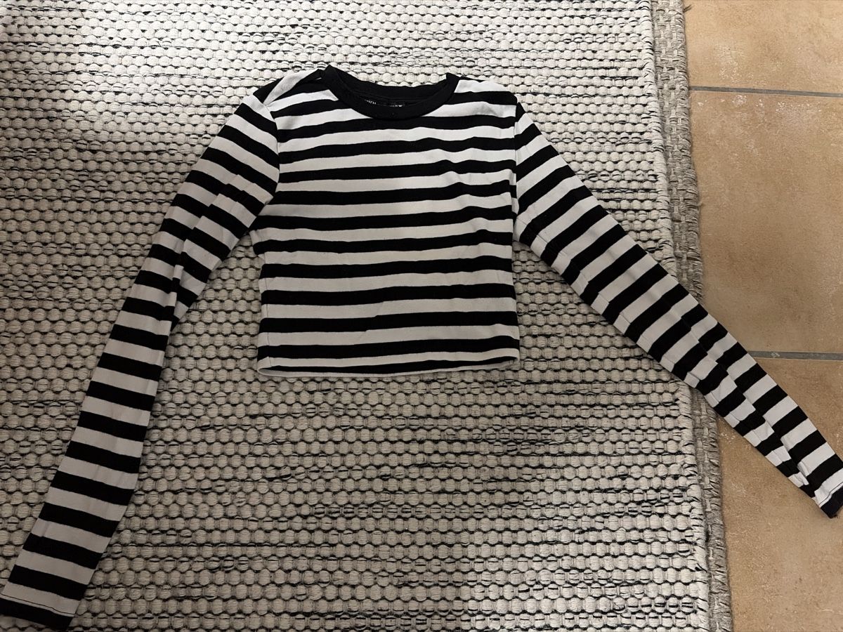 Zara T-shirt: Zara Crop Tshirt mit langen Ärmeln – Nuovo (secondo la descrizione) da Pfäffikon ZH venduto da anlimalu