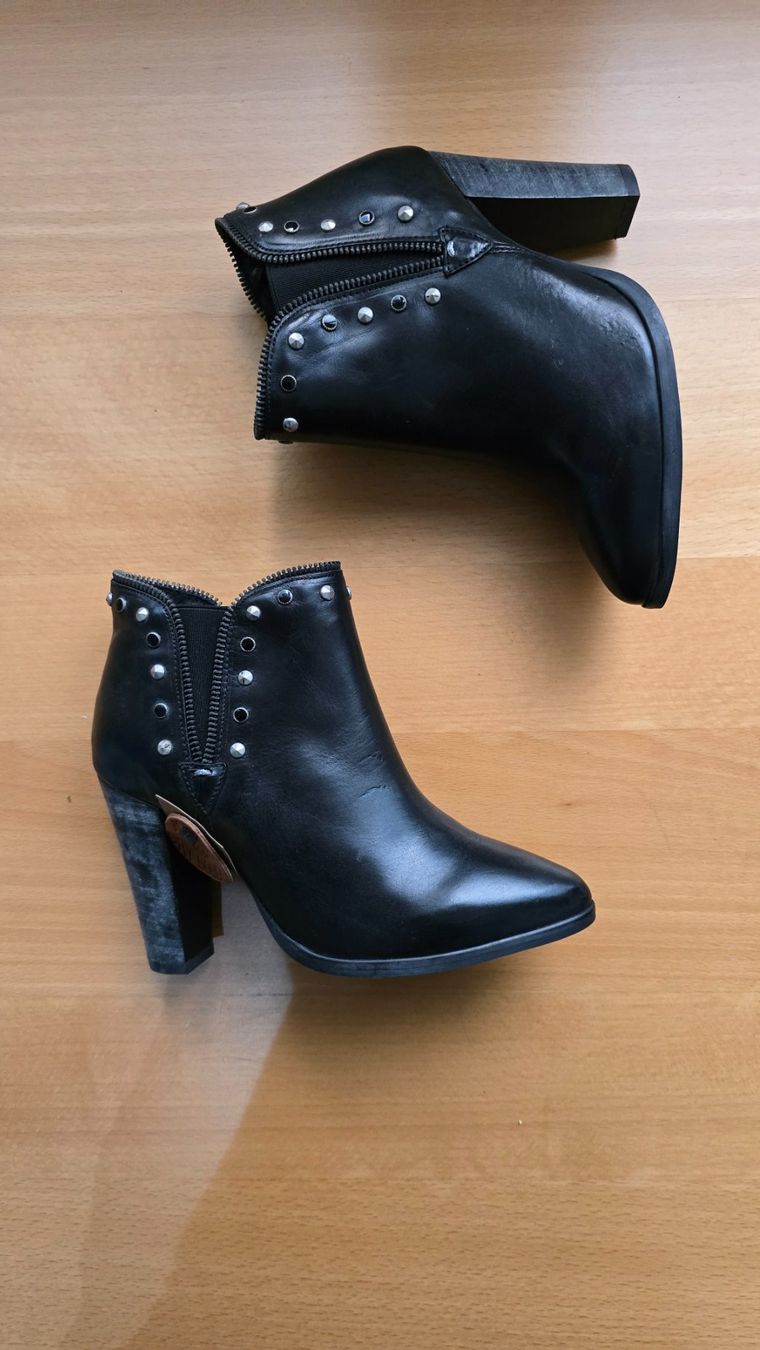 Scarpe da donna: KOAH Leder Stiefeletten Gr. 36 mit Nieten – Nuovo (secondo la descrizione) da Thalwil venduto da VitaMini