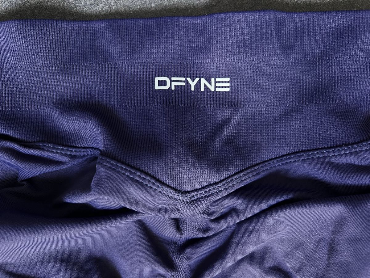 DFYNE Leggings: DFYNE Leggings Violett Grösse M – Neu (gemäss Beschreibung) aus Wil / ZH von Fellow16