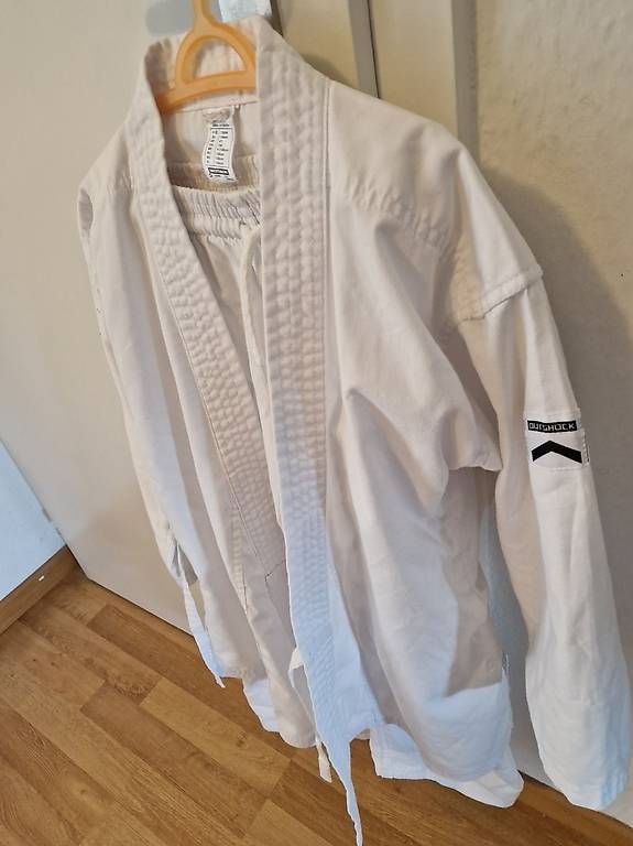 Anzüge: Karate anzug gr.120 – Gebraucht aus Bützberg von polensky81 2