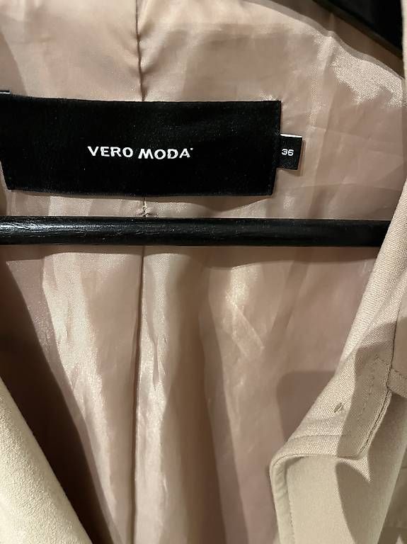 Giacche: LEICHTE BEIGE JACKE – Usato da Maur venduto da tab_z9rh 2