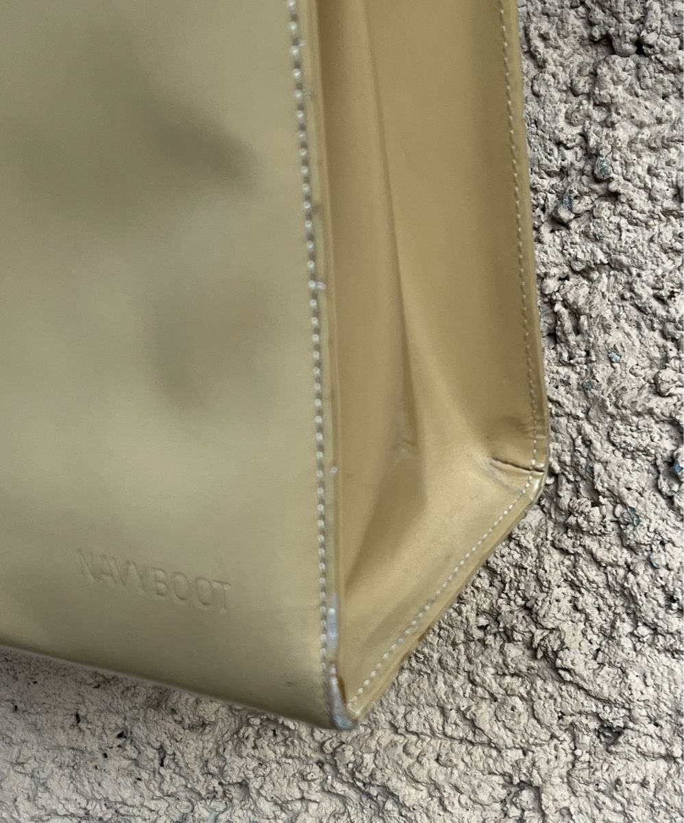 Navyboot Borse da donna: Sac à main NAVYBOOT verni beige bon état – Usato da La Tour-de-Peilz venduto da Pansy02 9