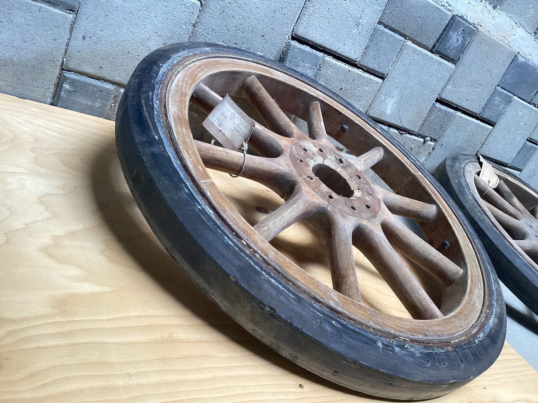 Pneus & Kompletträder: zwei Räder Ford T ??? alt/neu 700x65 oder Preis vorschlagen – Gebraucht aus Bütschwil von sru2005 1