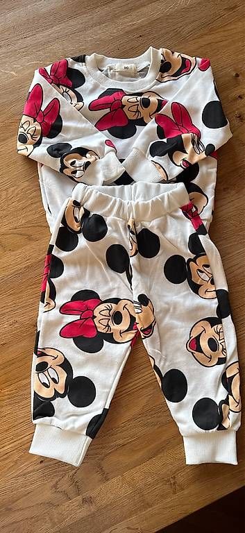 Completi: Mickey Maus Anzug Grösse 90 – Usato da Thayngen venduto da nad_tzt2 2