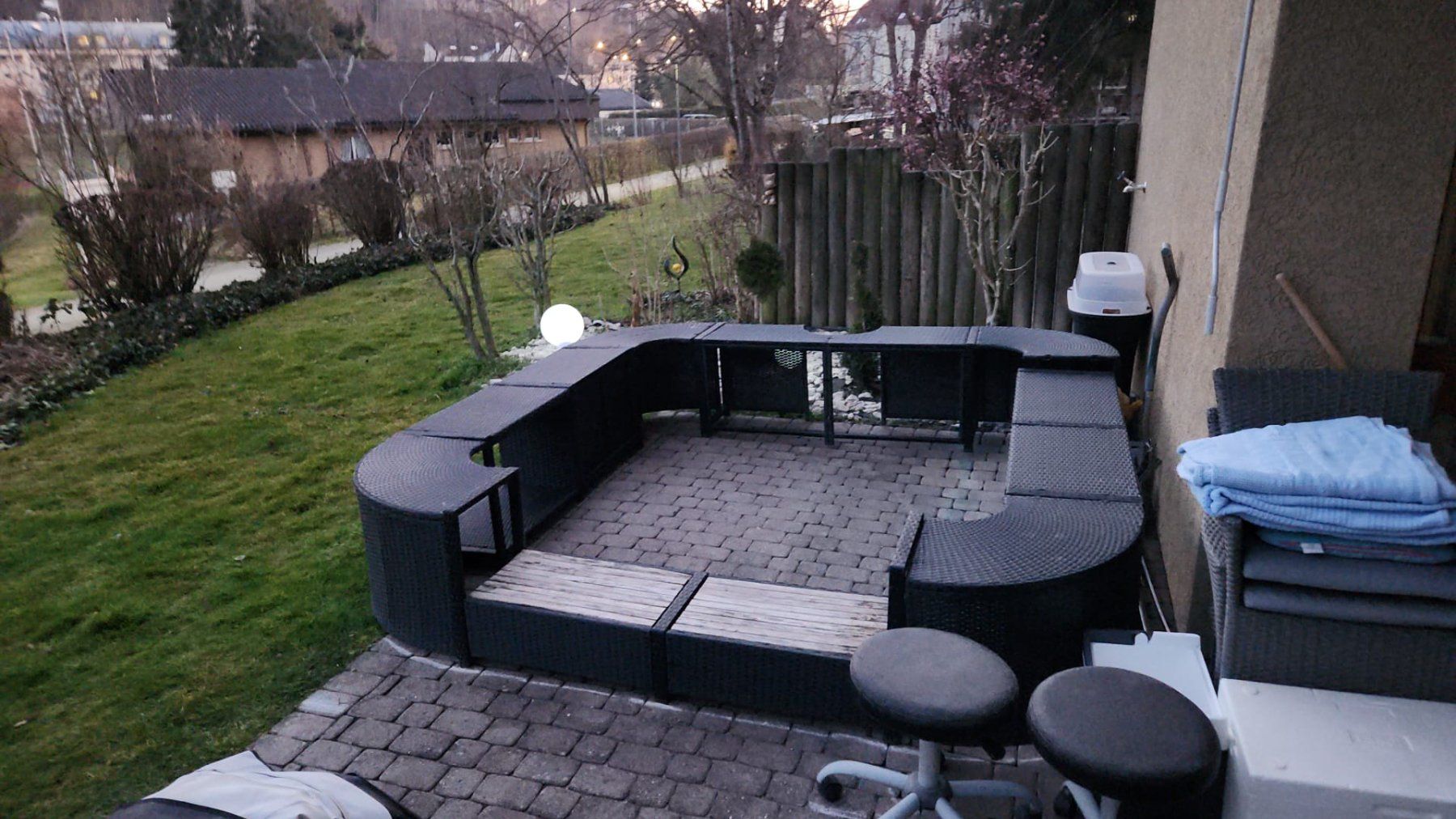 Whirlpool: Whirlpool mit Rattan Umrandung – Usato da Bischofszell venduto da LOCOS 1