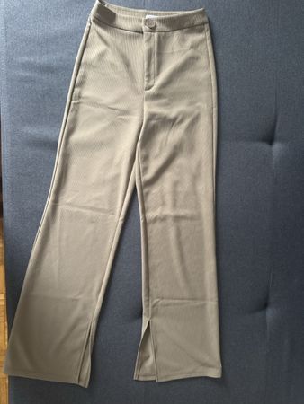 Hose beige Grösse 36 (S) mit Schlitz und Rippenmuster