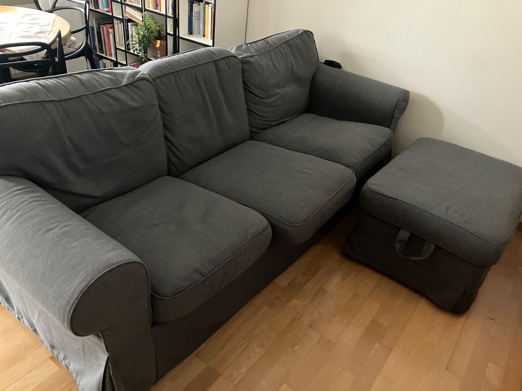Ikea Divani: 3-er Sofa mit Fusshocker – Usato da Zürich venduto da silviaanthoi