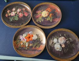 Sammelteller mit Blumenmuster, 4 Stück, neuwertig