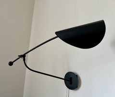 Wandleuchte mit schwenkbarem Arm