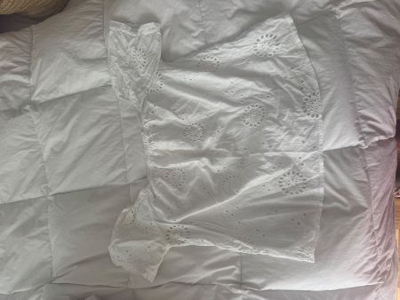 Haut blanc brodé taille M état neuf
