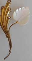 Elegante spilla vintage dorata con madreperla e strass