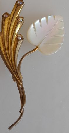 Elegante spilla vintage dorata con madreperla e strass
