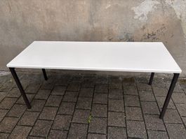 Schreibtisch cremefarben mit dunklem Gestell gebraucht