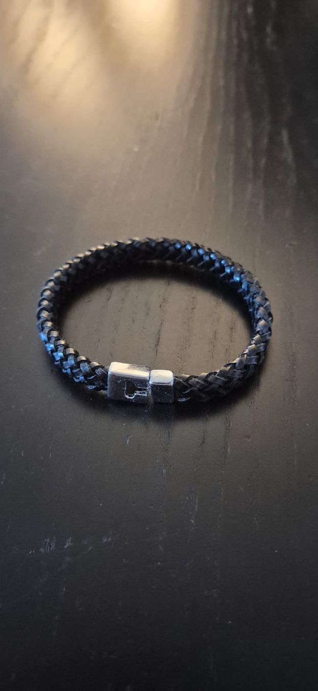 Armbänder & -reifen: Bracelet en cuir tressé – Gebraucht aus Genève von Naheu 1