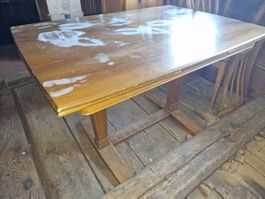 Ausziehbarer Holztisch