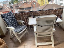 1 table, 4 chaises. 1 desserte roulante pour terrasse