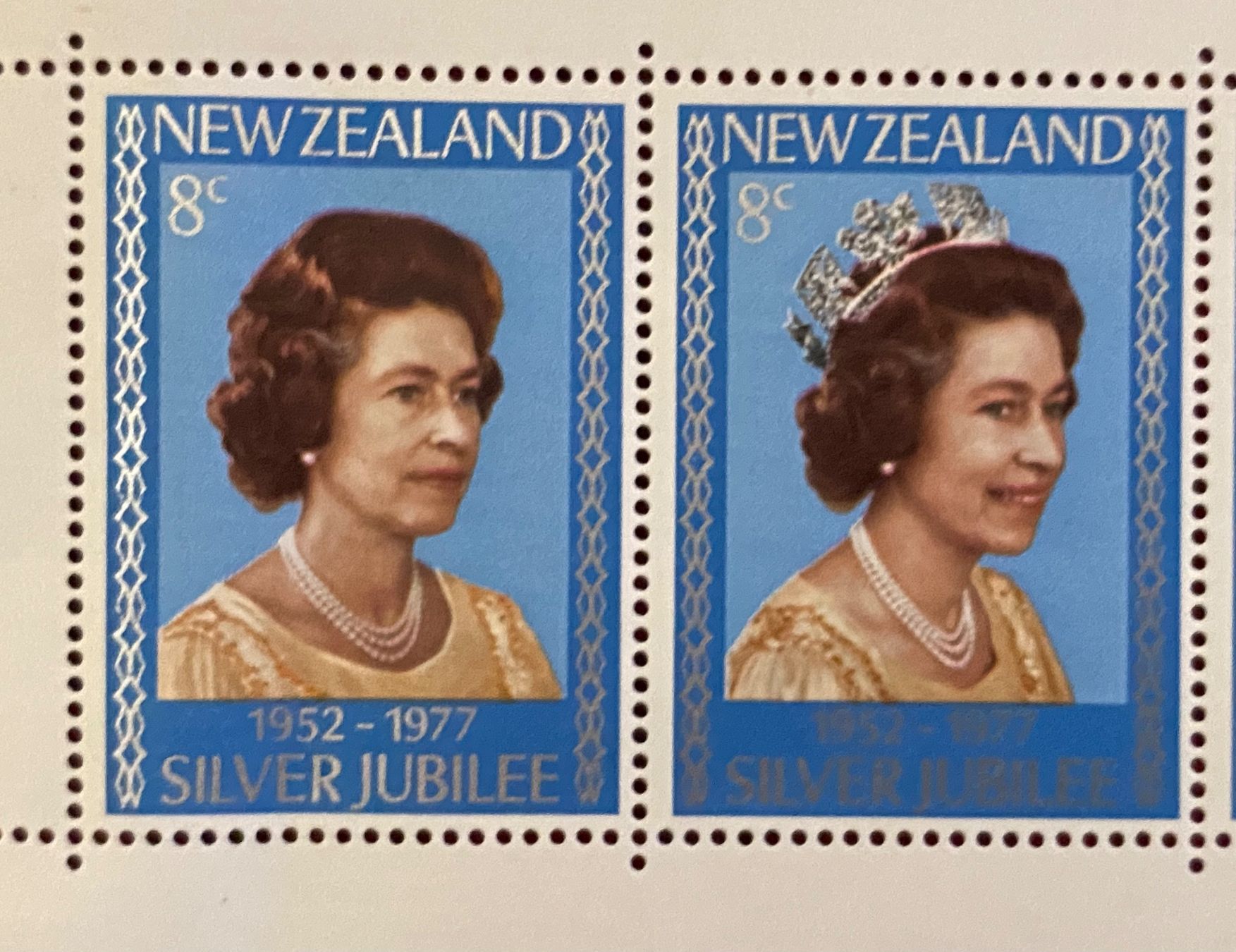 Tutti i francobolli: Bloc timbres - Reine Elizabeth – Nuovo (secondo la descrizione) da Petit-Lancy venduto da Solcarm 1