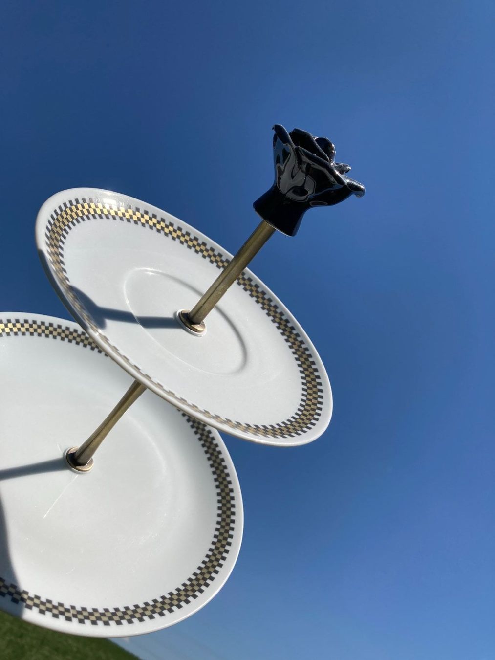 Teller: Etagere mit schwarzer Porzellanrose – Gebraucht aus Subingen von ArtBead 5
