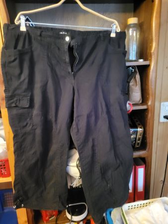 2 x von  Ulla Popken halblange Hosen in schwarz, Grösse 50