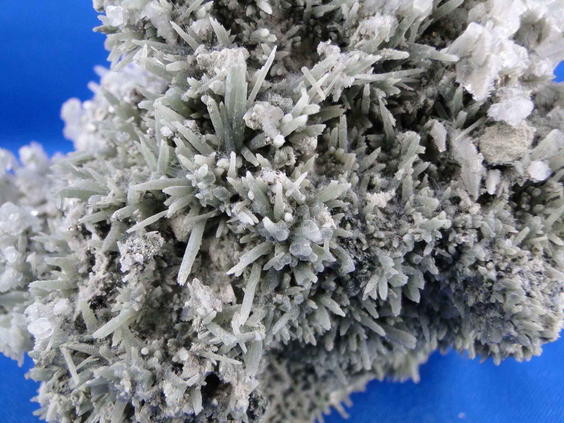 Minerali & Pietre curative: Calcite auf Bergkristall var Prasem – Usato da Schinznach Bad venduto da Demerald 7