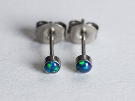 Titanium-Ohrstecker mit Opal / 3 mm