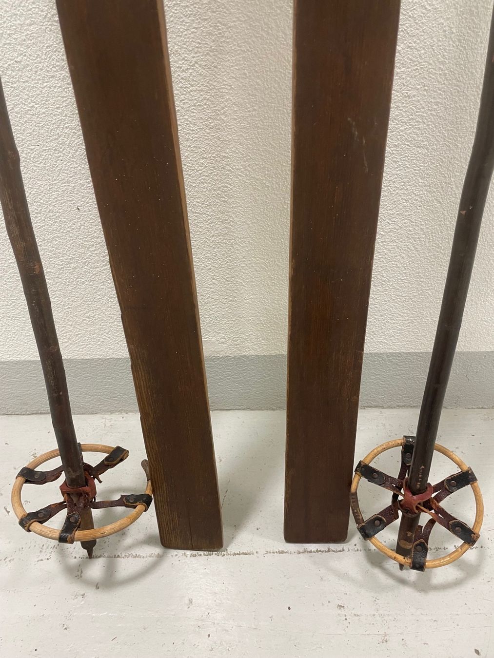Skis: Ski (H), Holzski mit Stöcken – Gebraucht aus Menziken von fiat-500 3