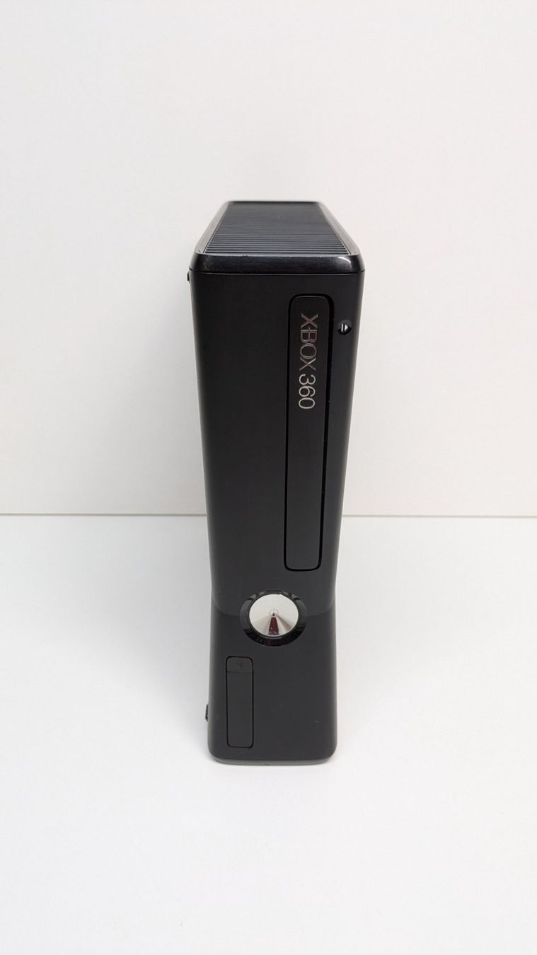 Microsoft Console: Microsoft Xbox 360 S, 2 Controller, 10 Spiele – Usato da Menziken venduto da mame18 5