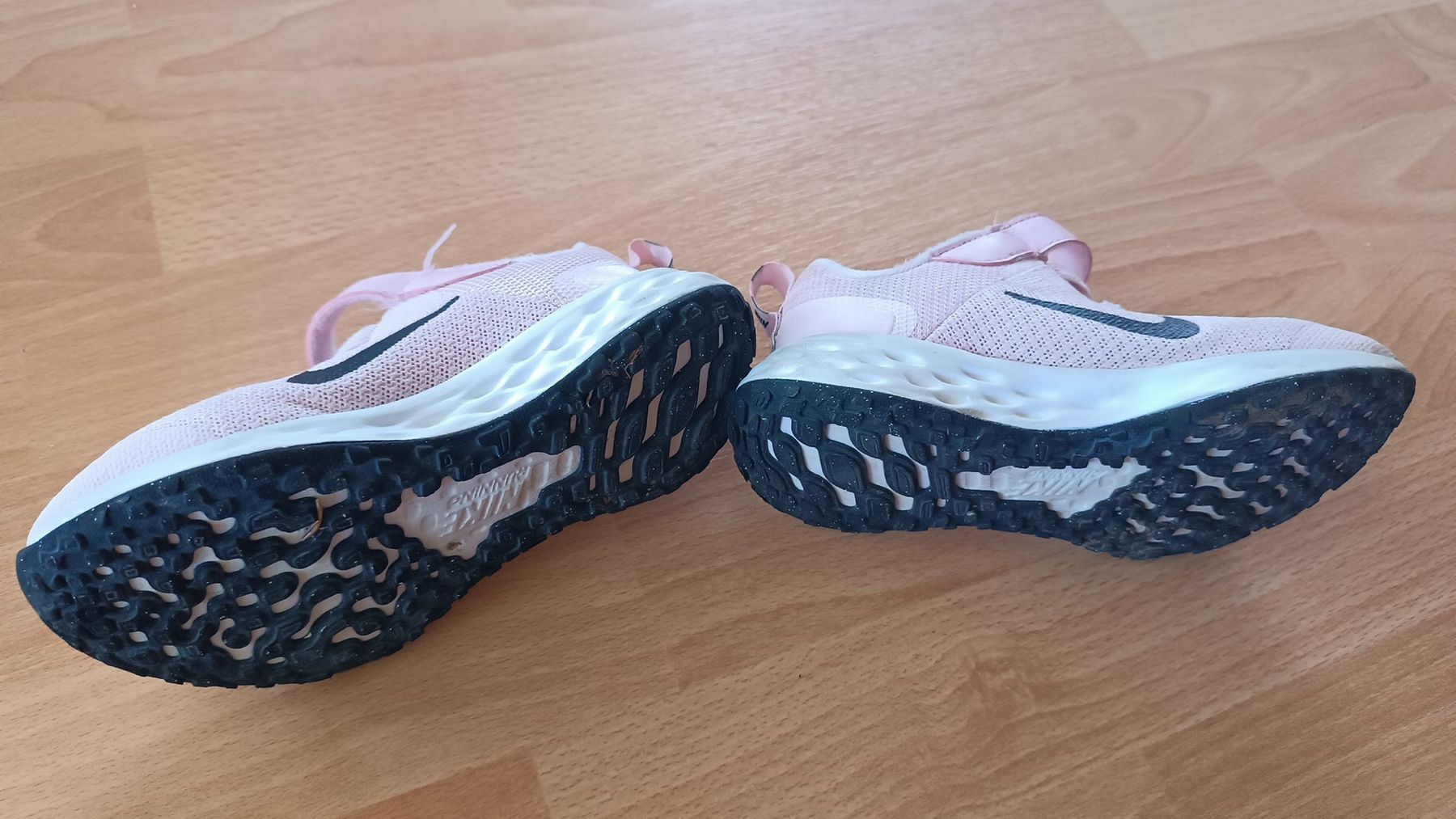 Nike Scarpe per ragazze: Kinder/ Sneakers/ Mädchen /Gr 27.5/ Nike – Usato da Flims Dorf venduto da ali_8n8q 1