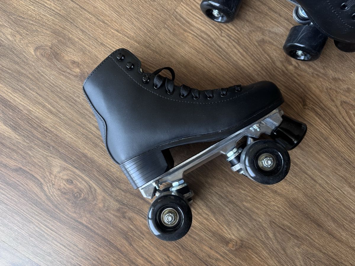 Patins à roul. & inline: Rollschuhe mit Schutzausrüstung schwarz Grösse 36 – Neuf (Voir description) à Zürich par ellajoanag 1