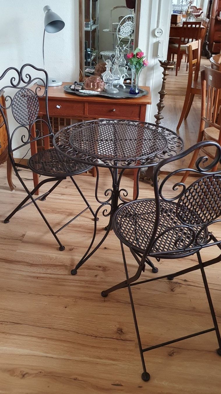 Set de table et chaises: Schönes Gartentischli mit 2 Stühlen – D'occasion à Flawil par Naphtali 4
