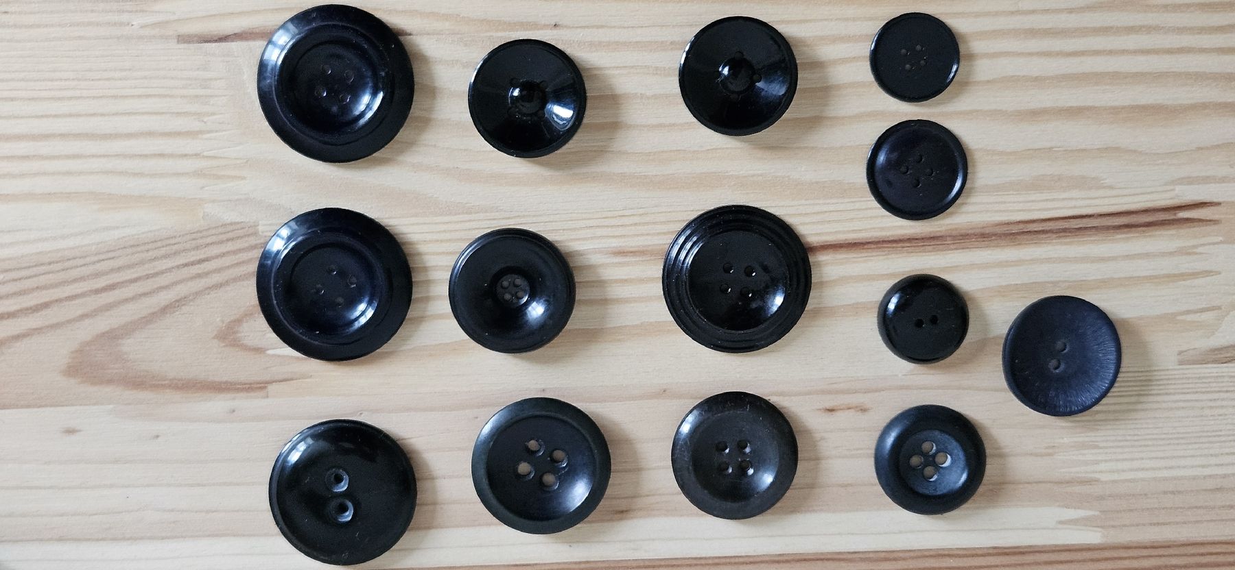 Bottoni: 14 boutons anciens noir de 2 à 3,5cm – Usato da Carouge GE venduto da Lea000