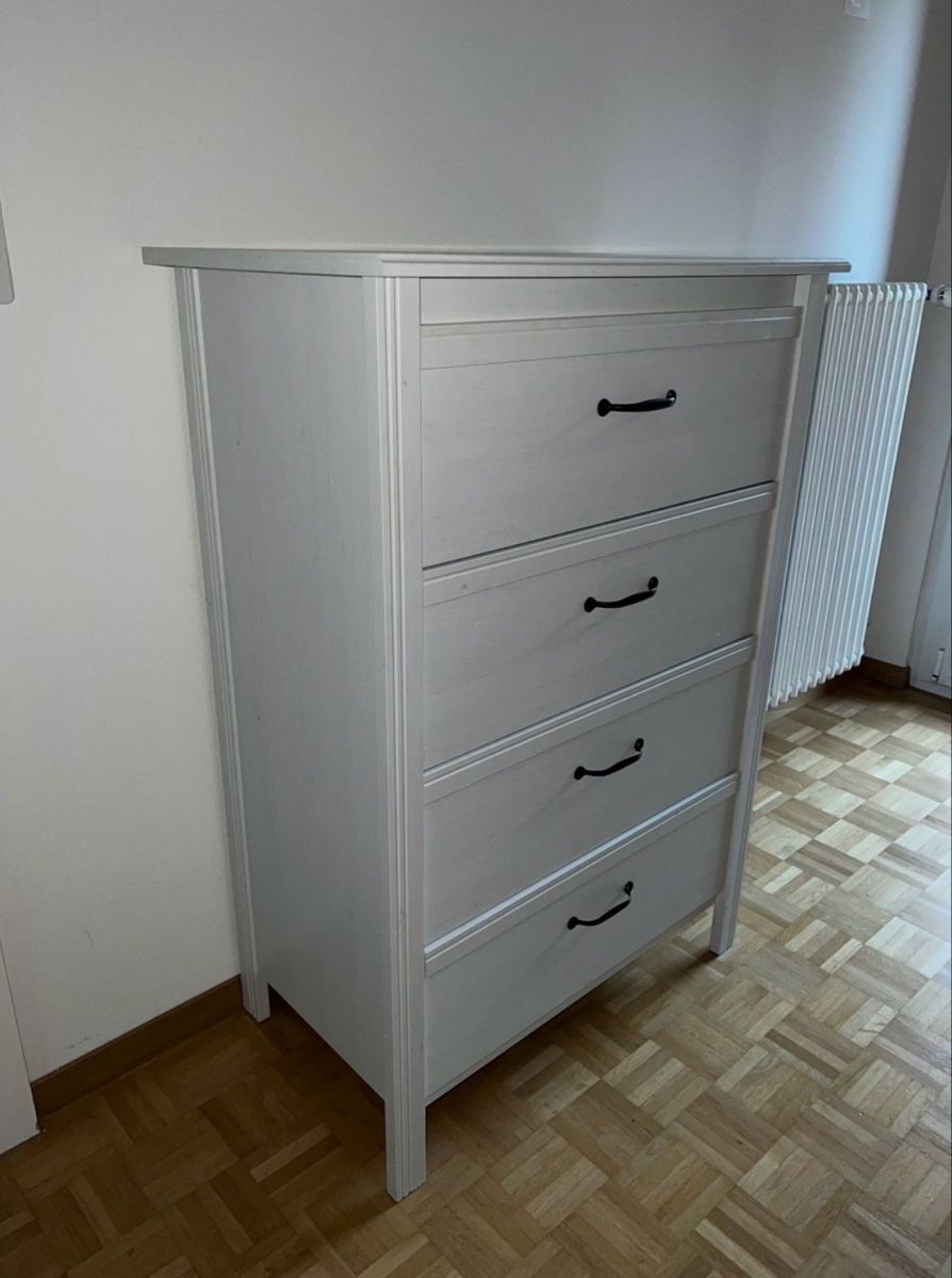 Cassettiere: IKEA Kommode mit 4 Schubladen – Usato da Fehraltorf venduto da milady