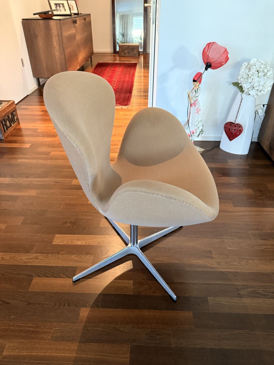 Fritz Hansen Poltrone: Fritz Hansen Schwanen Stuhl - Designklassiker – Usato da Basel venduto da VanyaTC 3