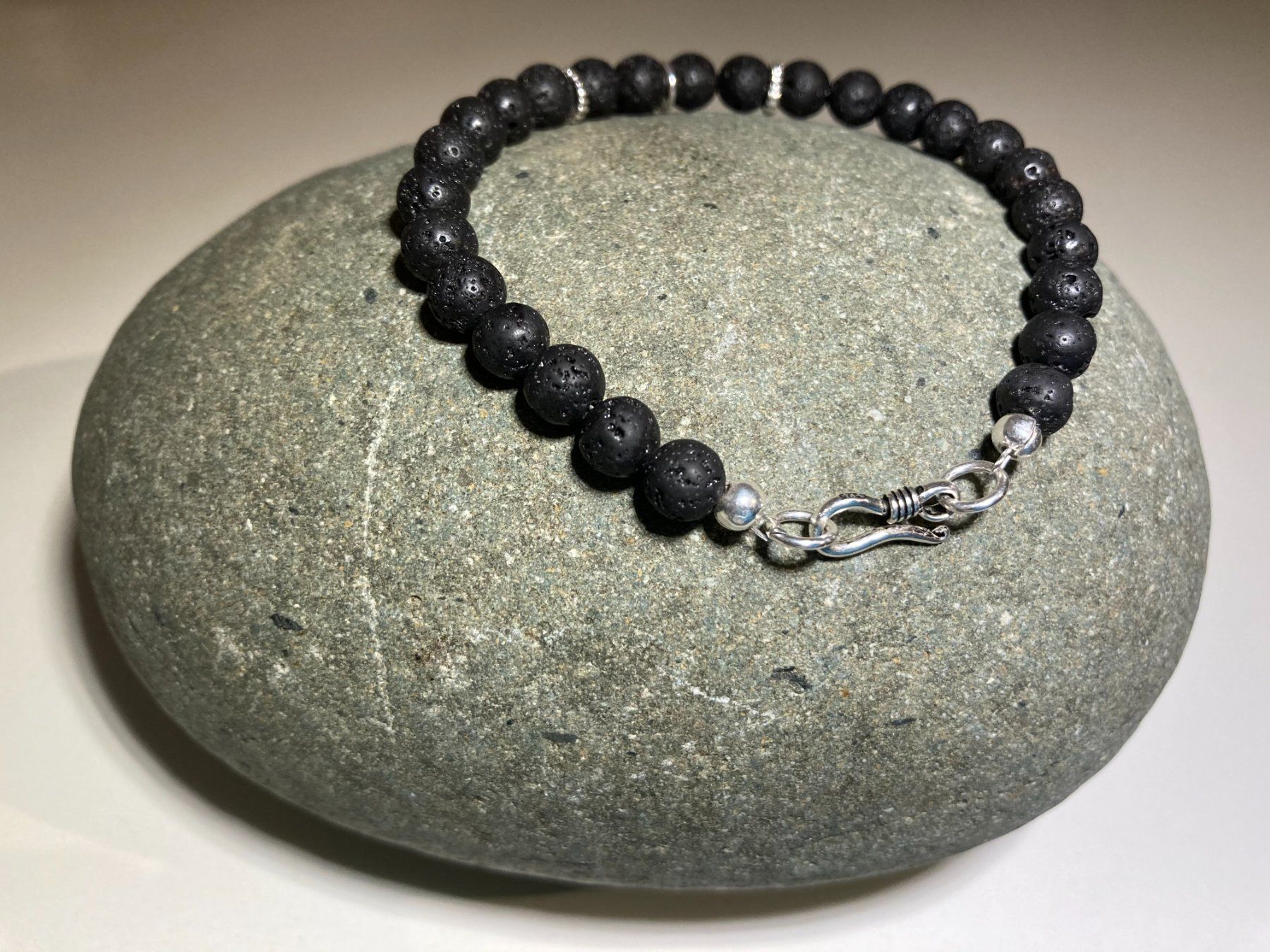 Bracciali & Braccialetti: Armband aus Lavastein – Nuovo e nell'imballaggio originale da Sursee venduto da Allabus 1