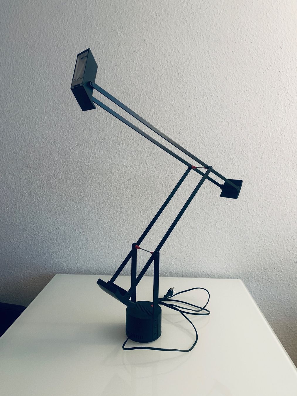 Artemide Lampen: Artemide Tizio 50, Design Büroleuchte – Gebraucht aus Bern von Flora.Sonea 5