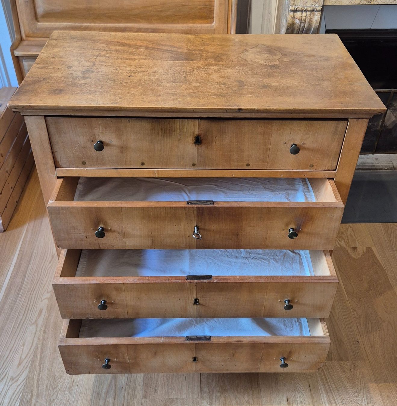 Commodes: Antike Kommode mit drei Schubladen und Fächern – D'occasion à Bern par LuMi36 2