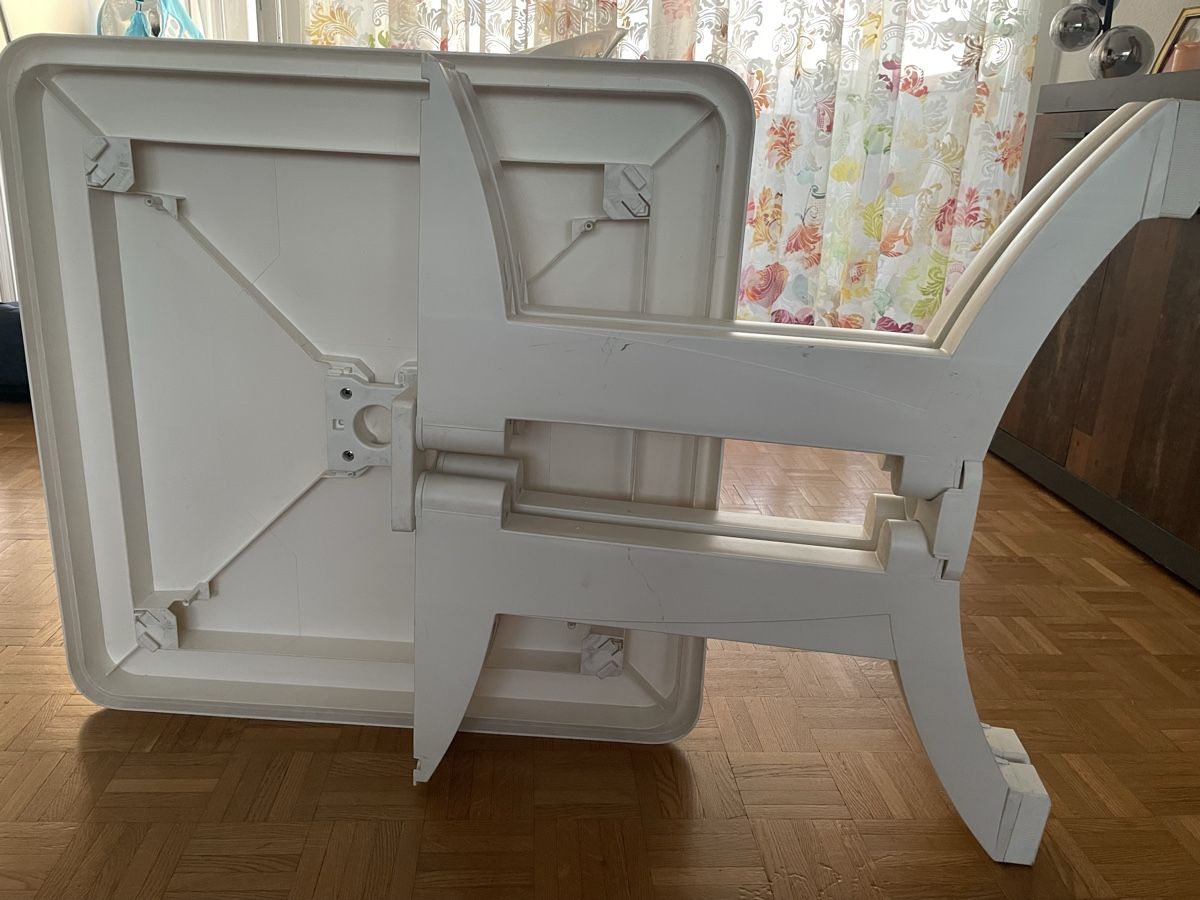 Tischset: Plastiktisch + 4 Stühle  – Gebraucht aus Oftringen von est_mcq8 5