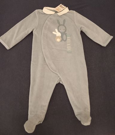 Süesser Baby Schlafanzug mit Hasenmotiv, Gr. 9 Monate