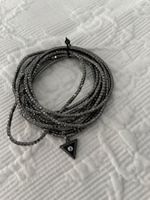 NEU! GUESS modisches Armband mit Anhänger, schwarz