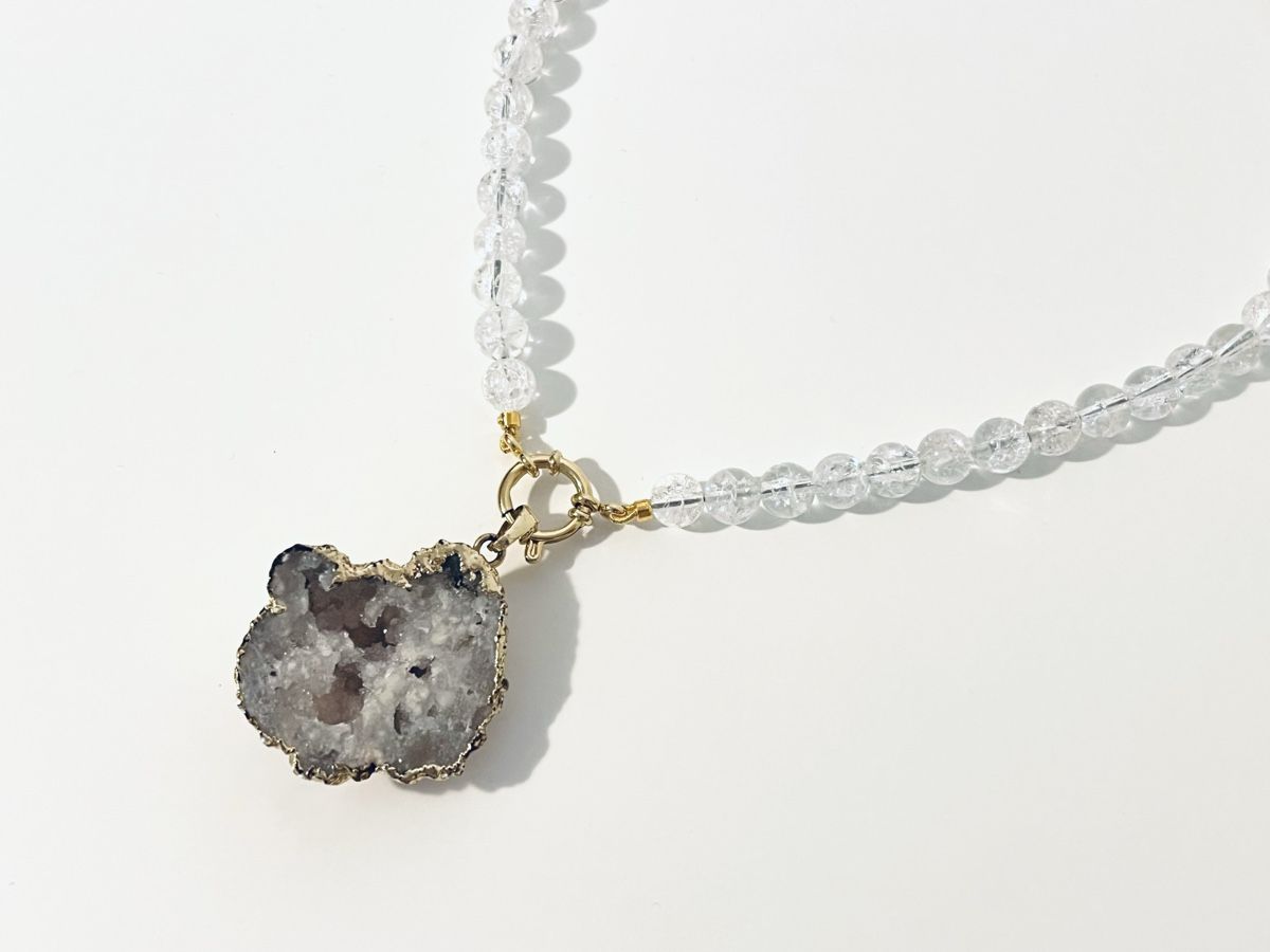 Catenine: Rock Crystal & Geode Pendant Necklace – Nuovo e nell'imballaggio originale da Rüschlikon venduto da ThereseJewelryDesign 3