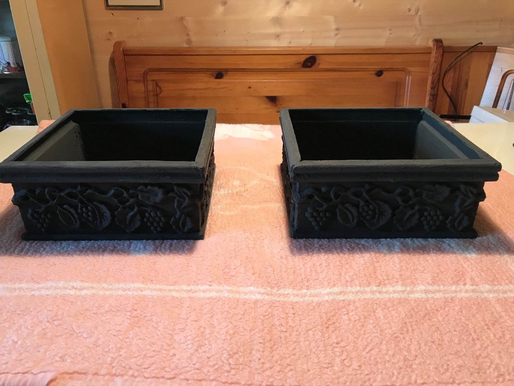 Vasi per fiori: 2 anciens bacs à fleurs en fonte – Usato da Ste-Croix venduto da BuffetSC