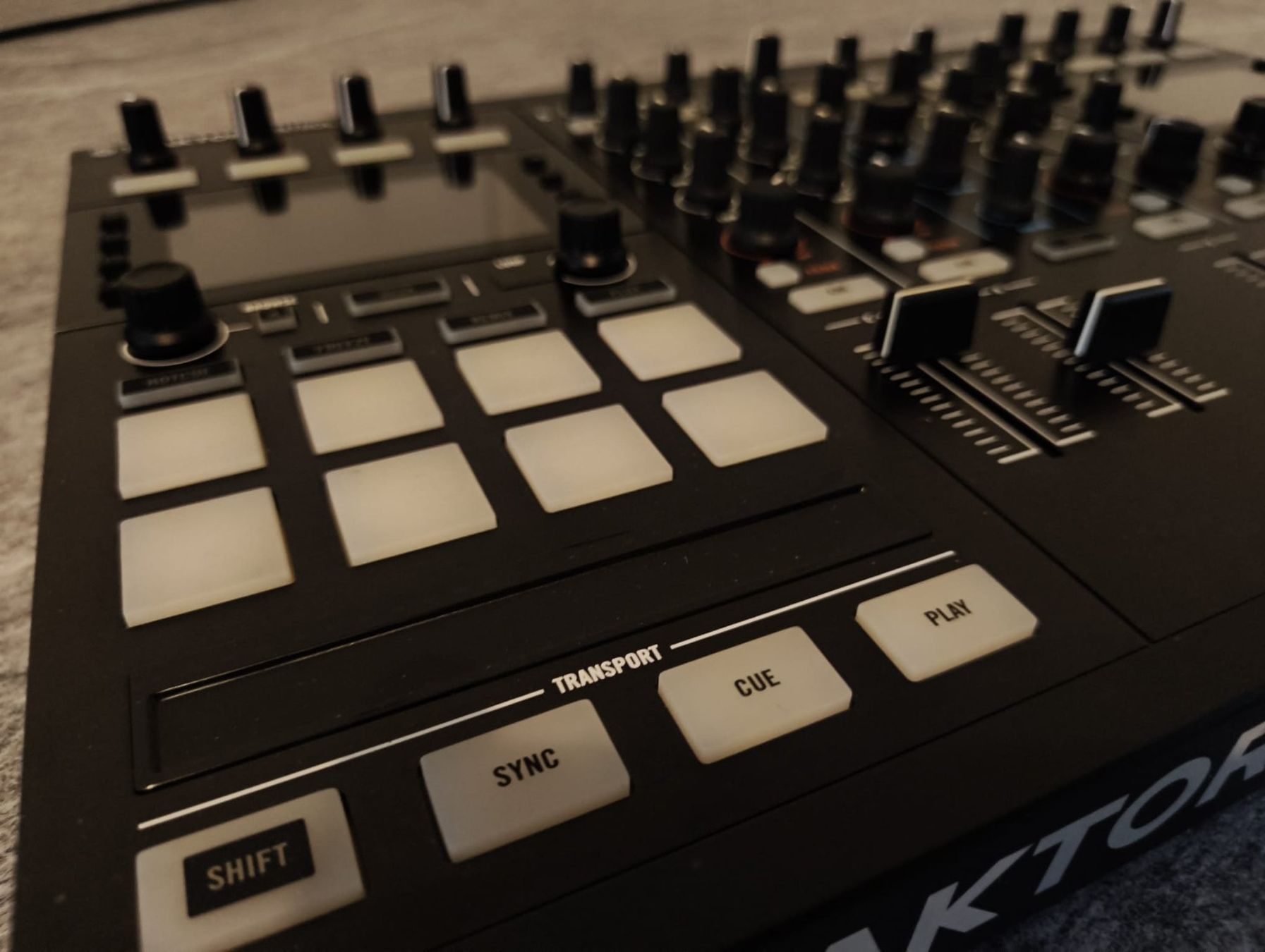 Traktor Console di mixaggio: DJ Console Traktor Kontrol S5 + flight case UDG – Usato da Vernate venduto da Patrick47 2