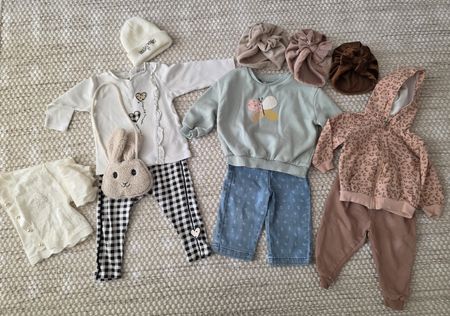 Wunderschönes 49-teiliges Babykleidungspaket (Größe 80)