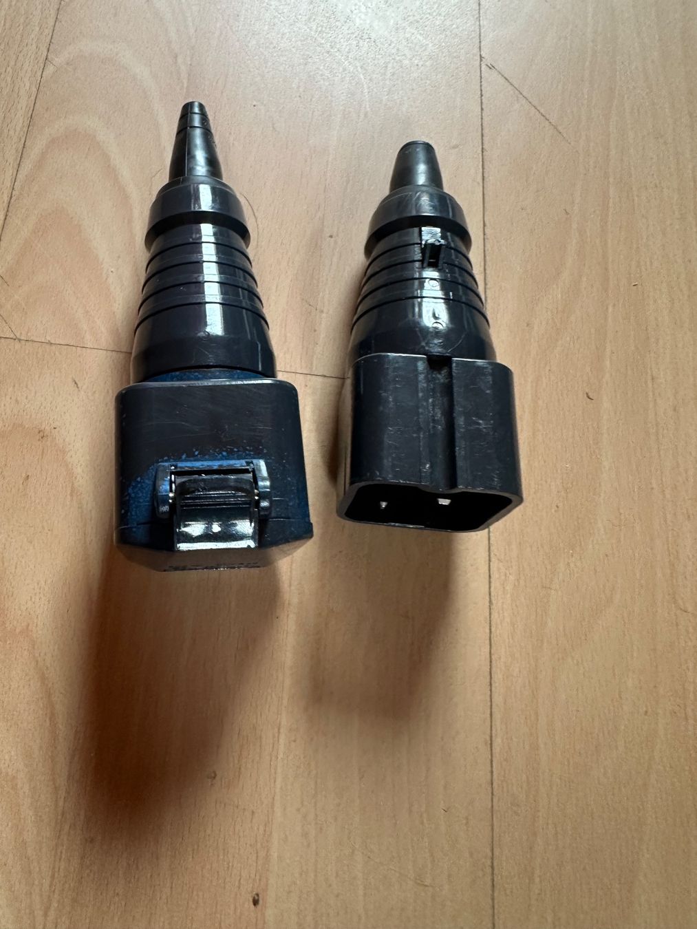Spine: Stecker/ Kupplung J15 4 Polig – Usato da Huttwil venduto da Bolpa 7