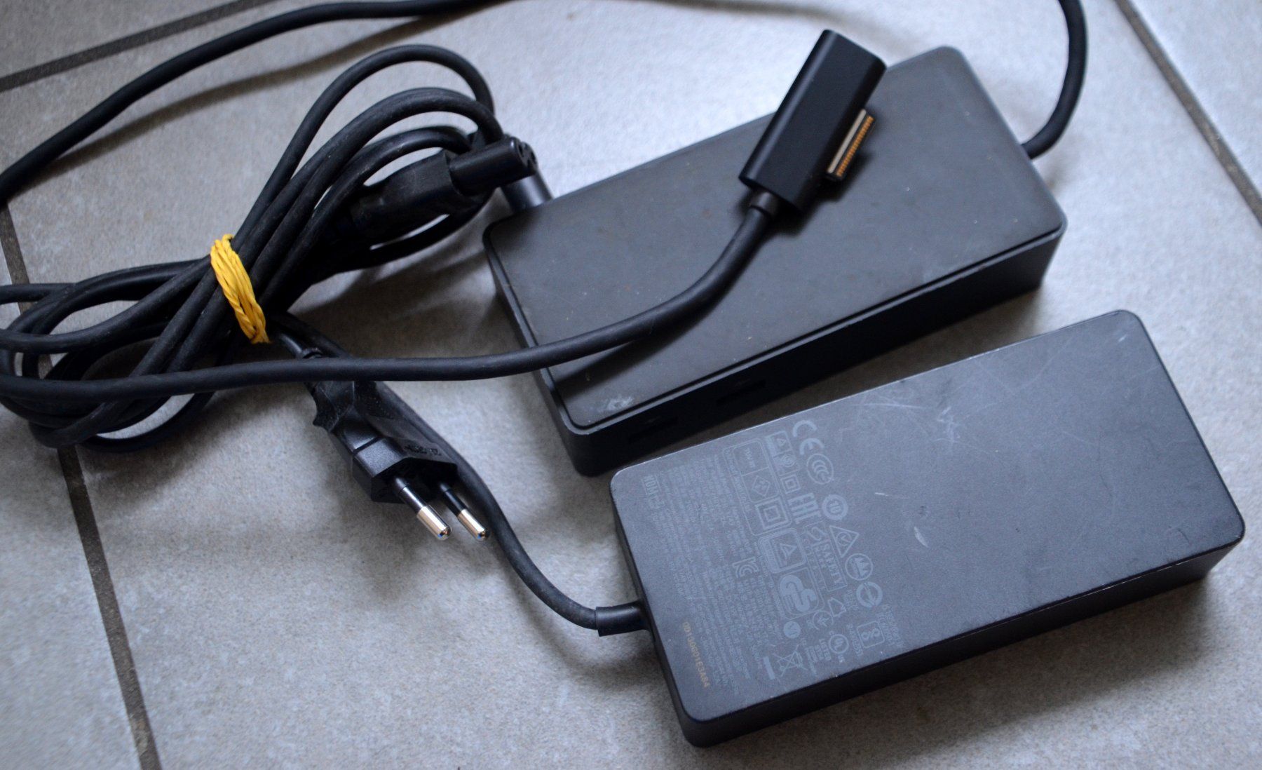 Microsoft Docking station: Microsoft Surface 1661 Dockingstation + Netzteil – Usato da Collonges venduto da arashee 2