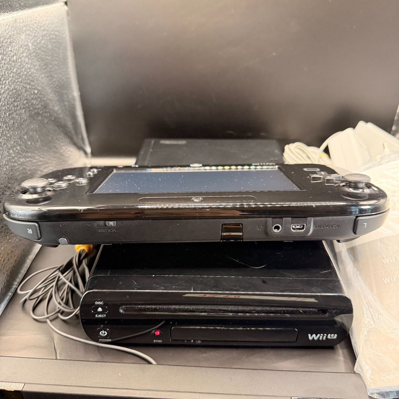 Nintendo Console: Nintendo Wii U Konsole Schwarz mit GamePad – Usato da Düdingen venduto da Nerdworld 1