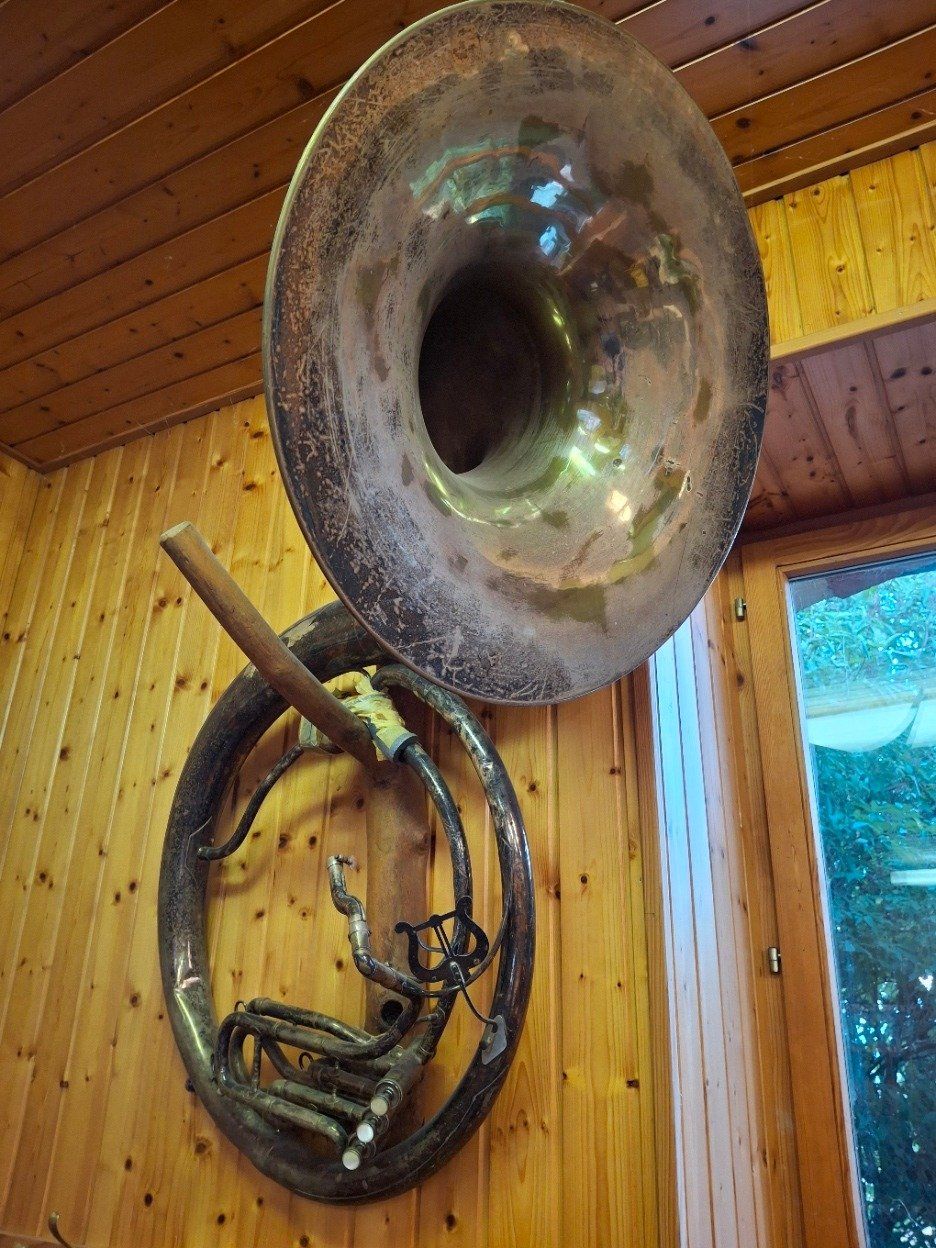 Strumenti musicali: Sousaphone Sib en Cuivre ancien – Usato da La Neuveville venduto da Nida-Baf