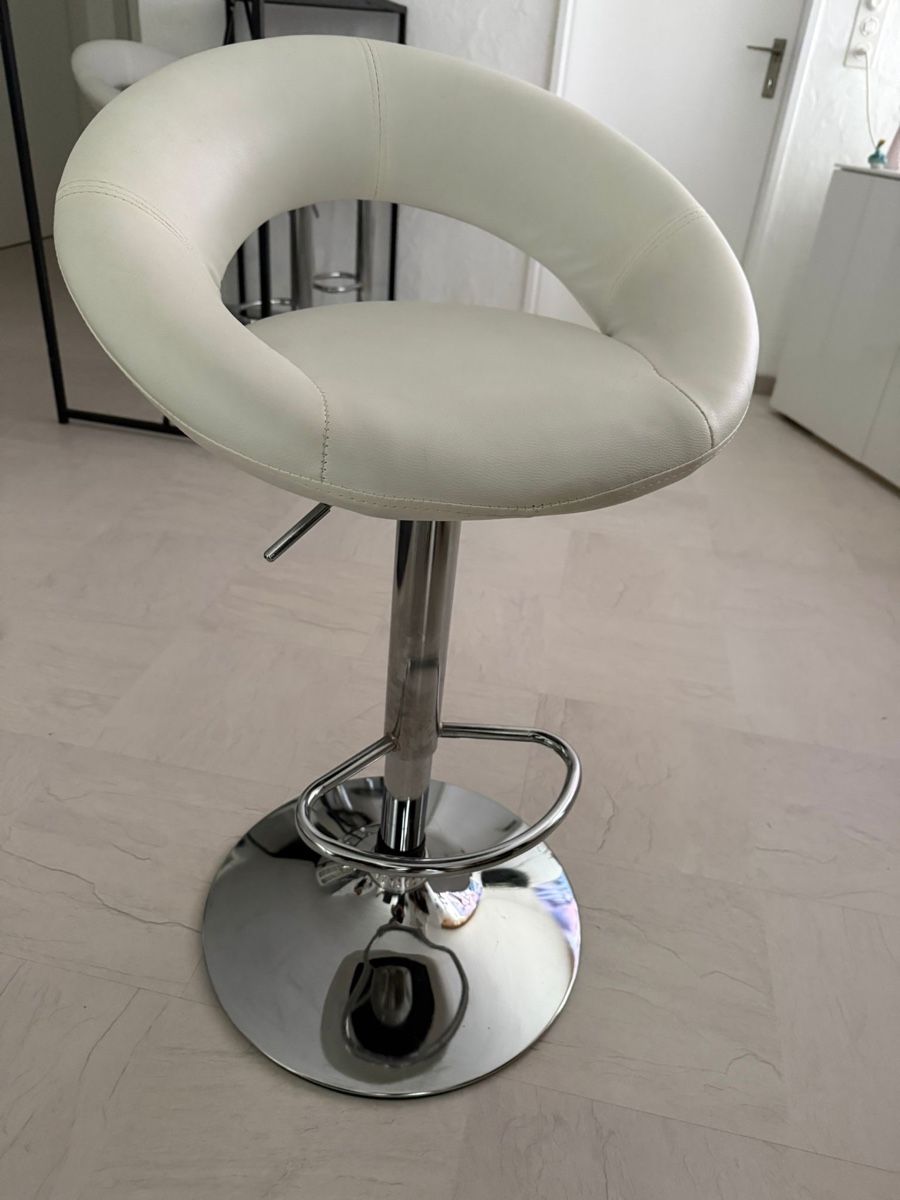 Set de table et chaises: Bartisch mit 4 weissen Barhockern  – D'occasion à Abtwil SG par yagua 4