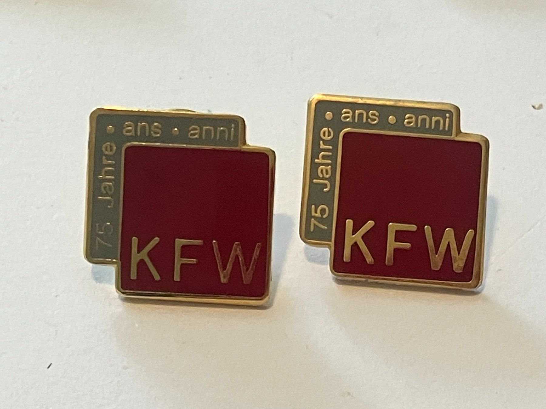 Placchette & Badge: 2 Pin KFW 75 Jahre – Usato da Basel venduto da djwwpp